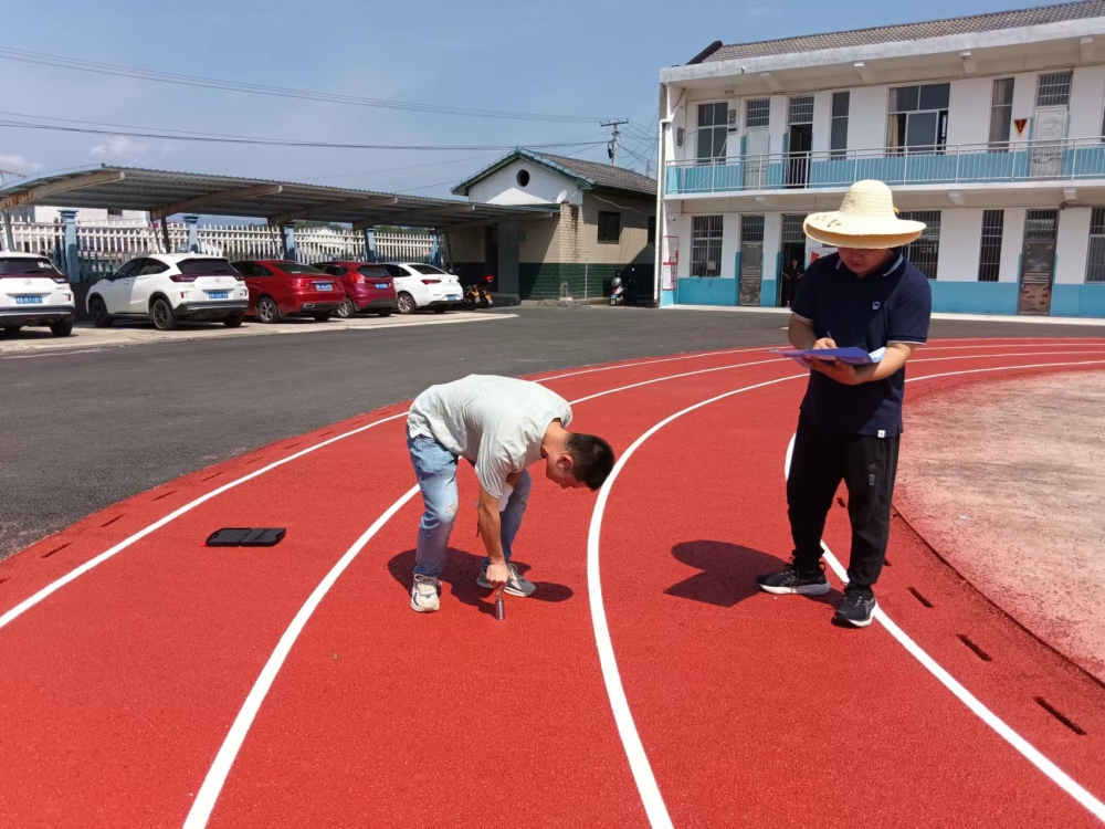 县检验检测中心：部门联动筑牢学校塑胶跑道质量安全防线竞技宝JJB(图2)