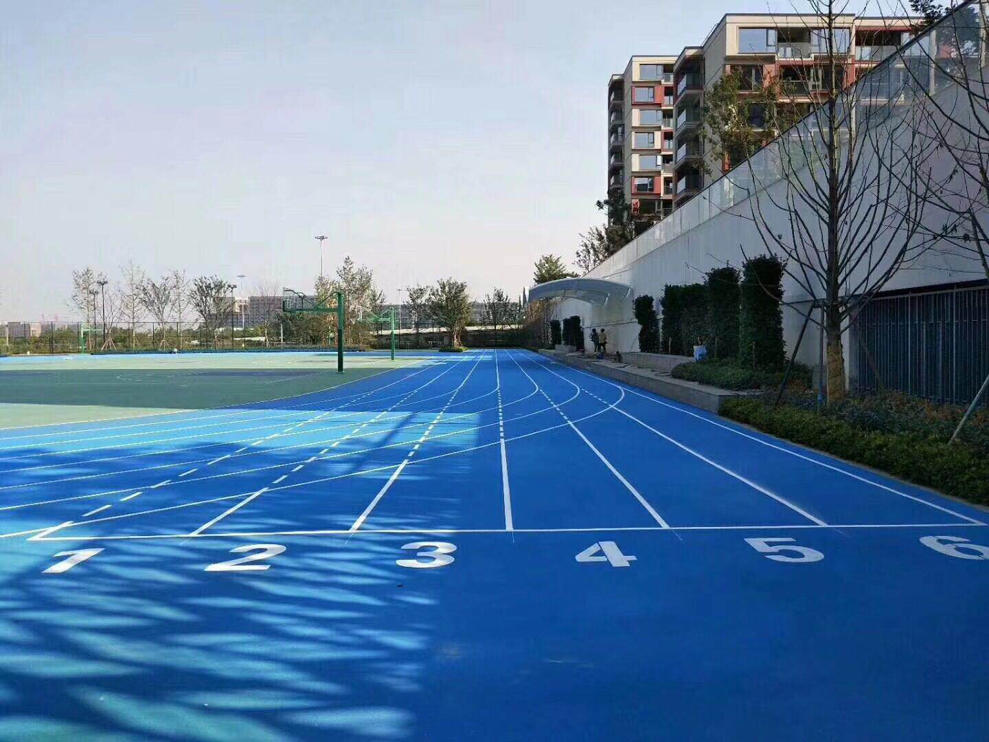 你知道学校塑胶跑道运动场地都经历了些什么吗？