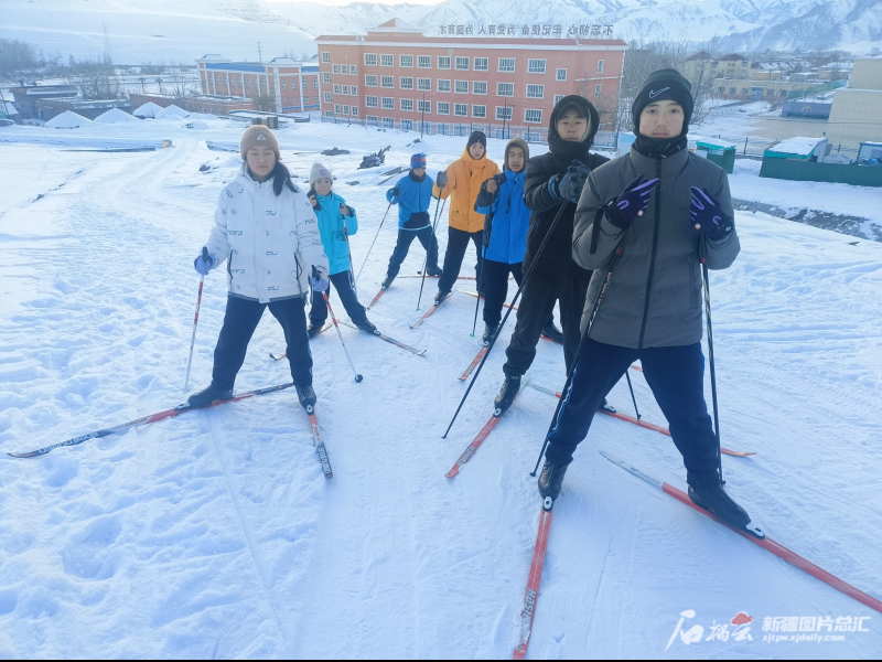 热雪沸腾 新疆这两个小镇的冰雪体育课还真有一套